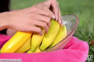 Девочка устроила развратное соло порно с бананом